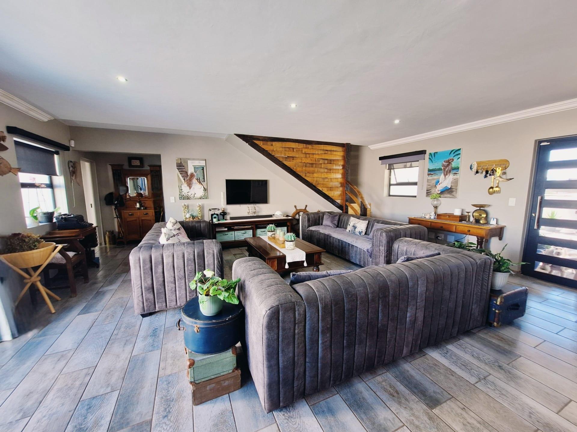 Exceptional Coastal Retreat for Extended Luxury Living — photograph 3