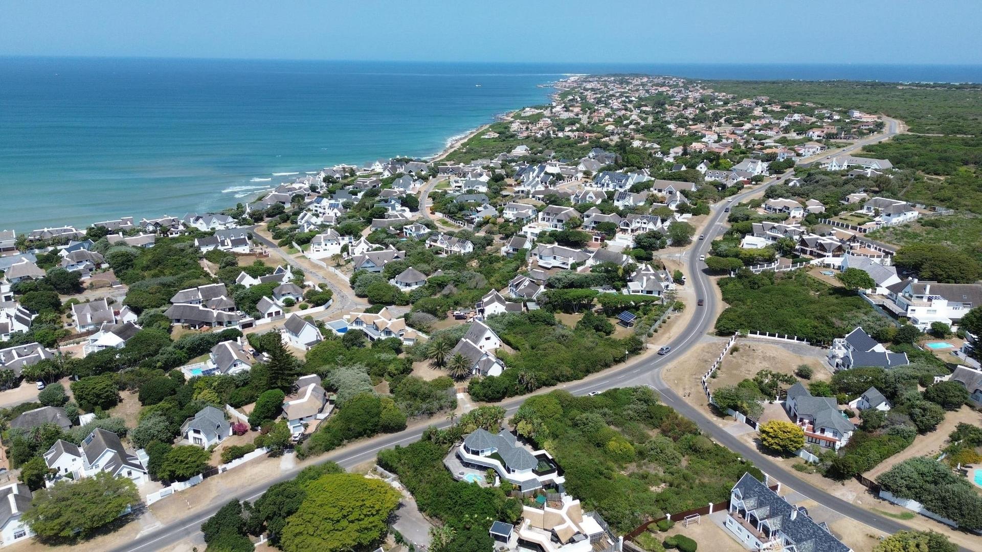 Luxurious 4-Bedroom Coastal Retreat with Sweeping Ocean Views — photograph 2