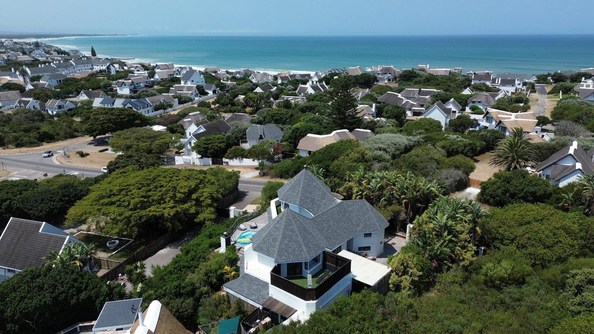 Luxurious 4-Bedroom Coastal Retreat with Sweeping Ocean Views — photograph 3