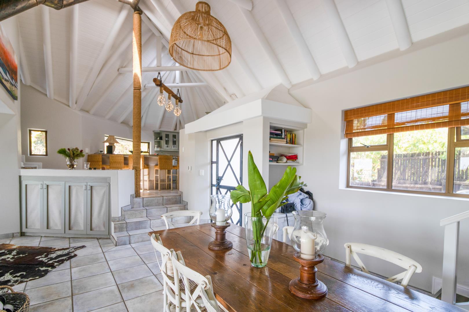 Luxurious 4-Bedroom Coastal Retreat with Sweeping Ocean Views — photograph 4