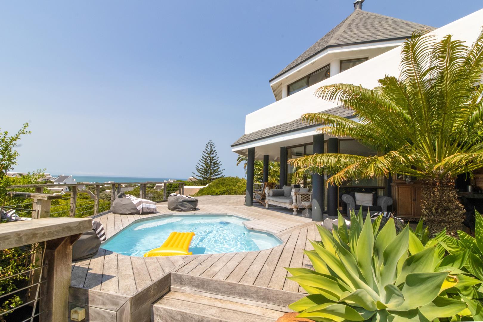 Luxurious 4-Bedroom Coastal Retreat with Sweeping Ocean Views — photograph 5