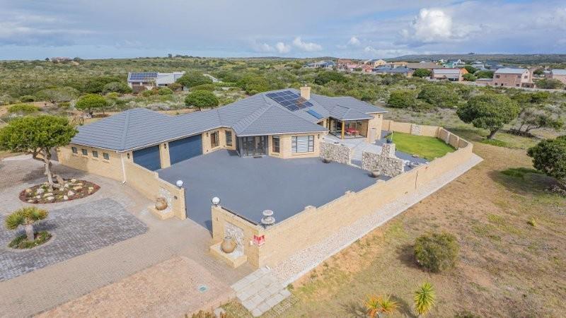 3 Bedroom House For Sale in Stilbaai Wes — photograph 3