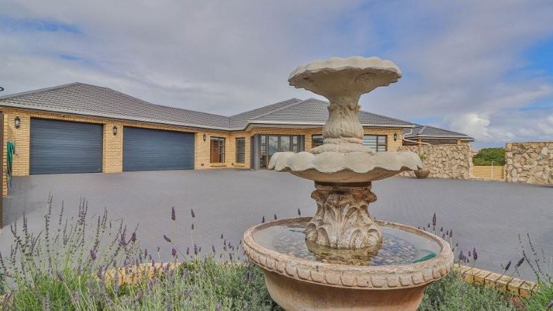 3 Bedroom House For Sale in Stilbaai Wes — photograph 4