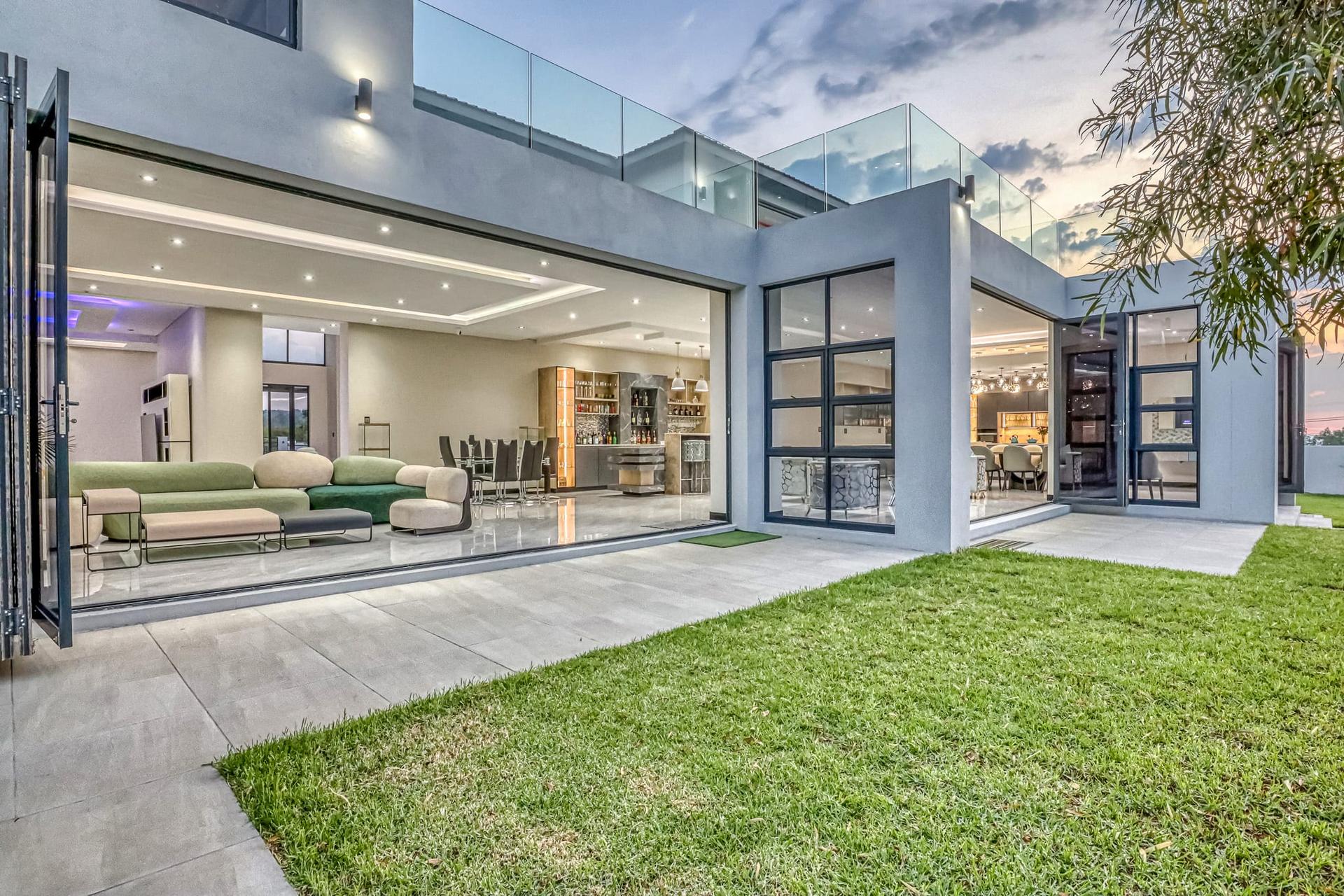 Bold & Glamorous Luxury Estate — photograph 2