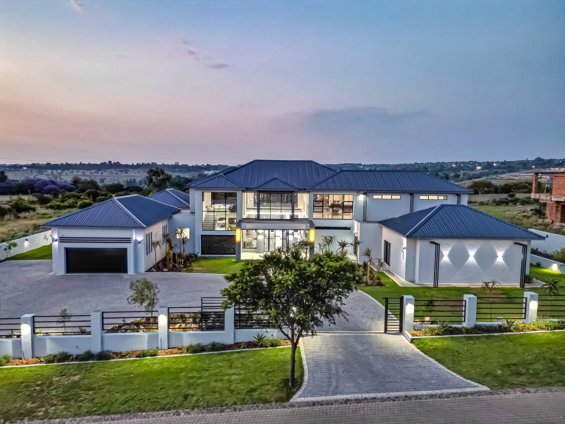 Bold & Glamorous Luxury Estate — photograph 3