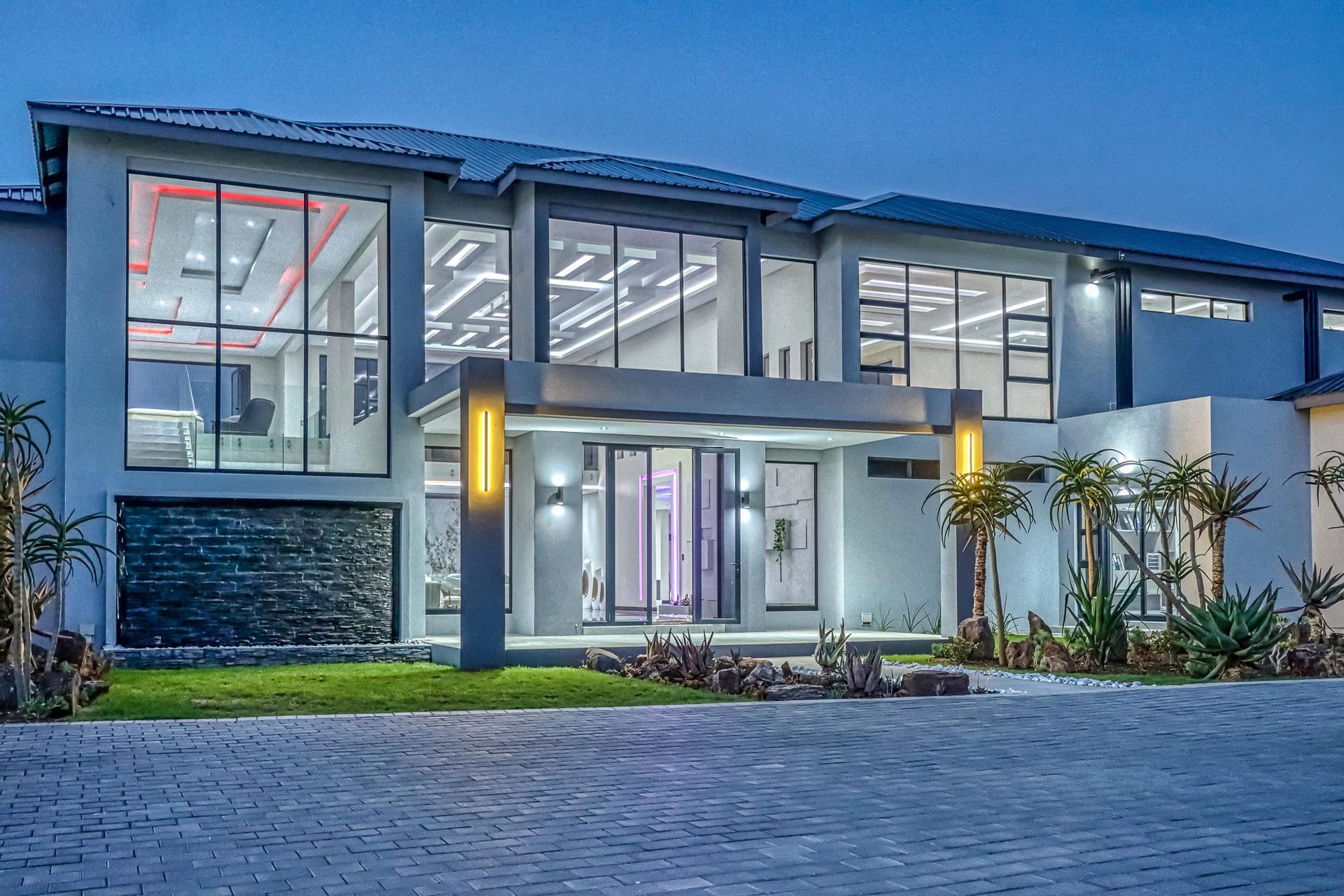 Bold & Glamorous Luxury Estate — photograph 4
