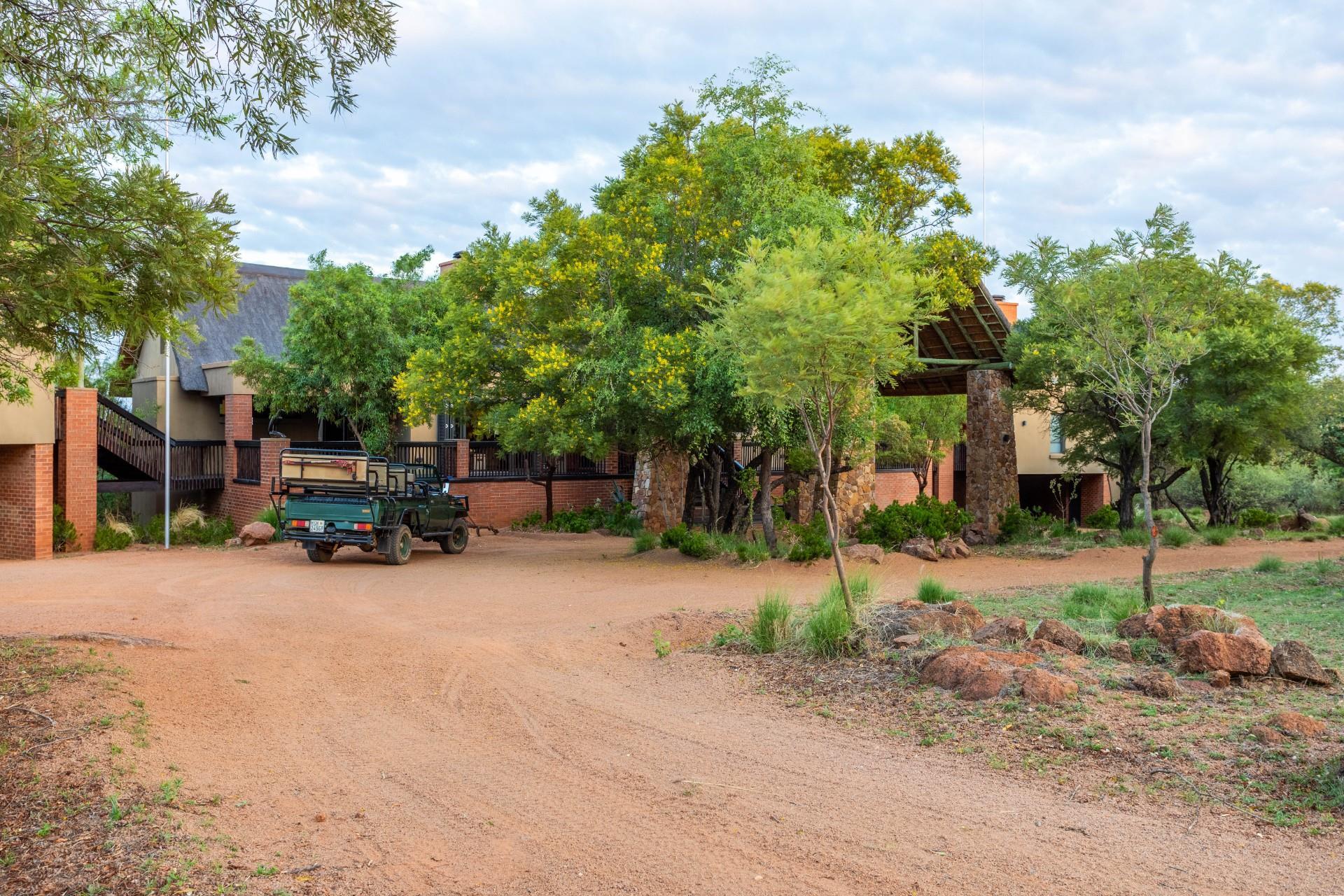 Vaalkop Dam's Crown Jewel: A Luxury Bush Lodge — photograph 3