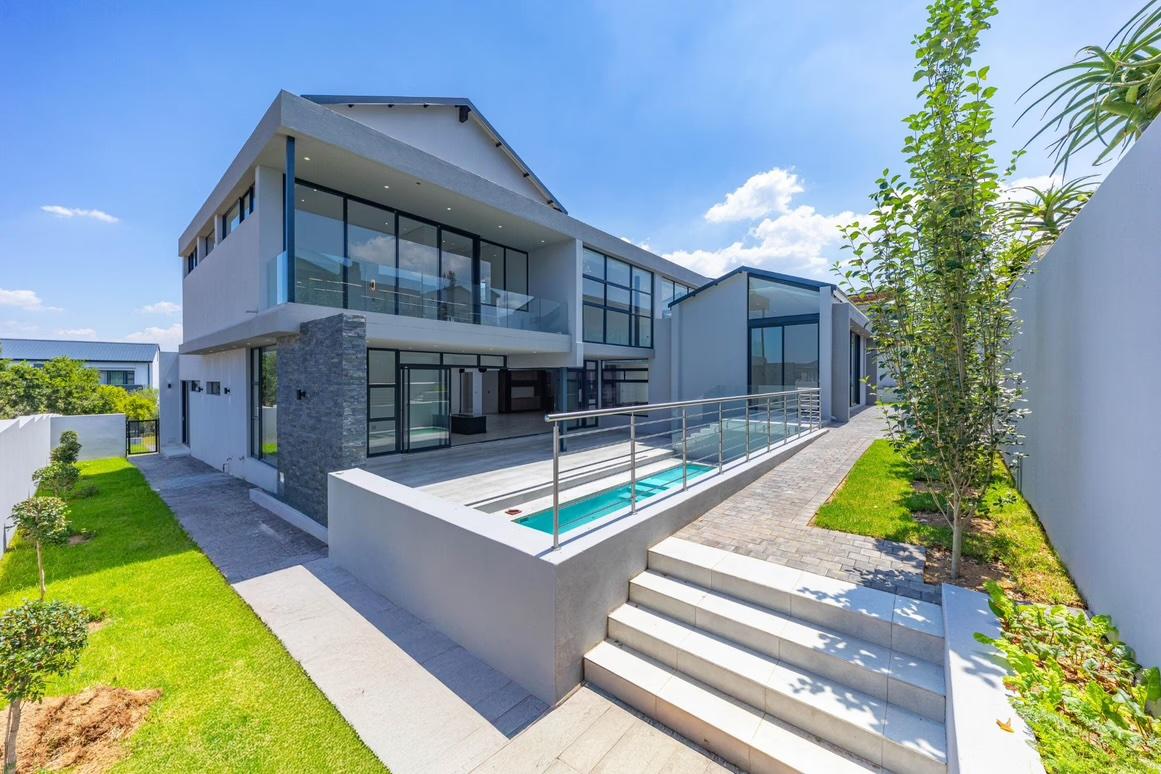 New-Build Entertainer's Home in Waterfall — photograph 3