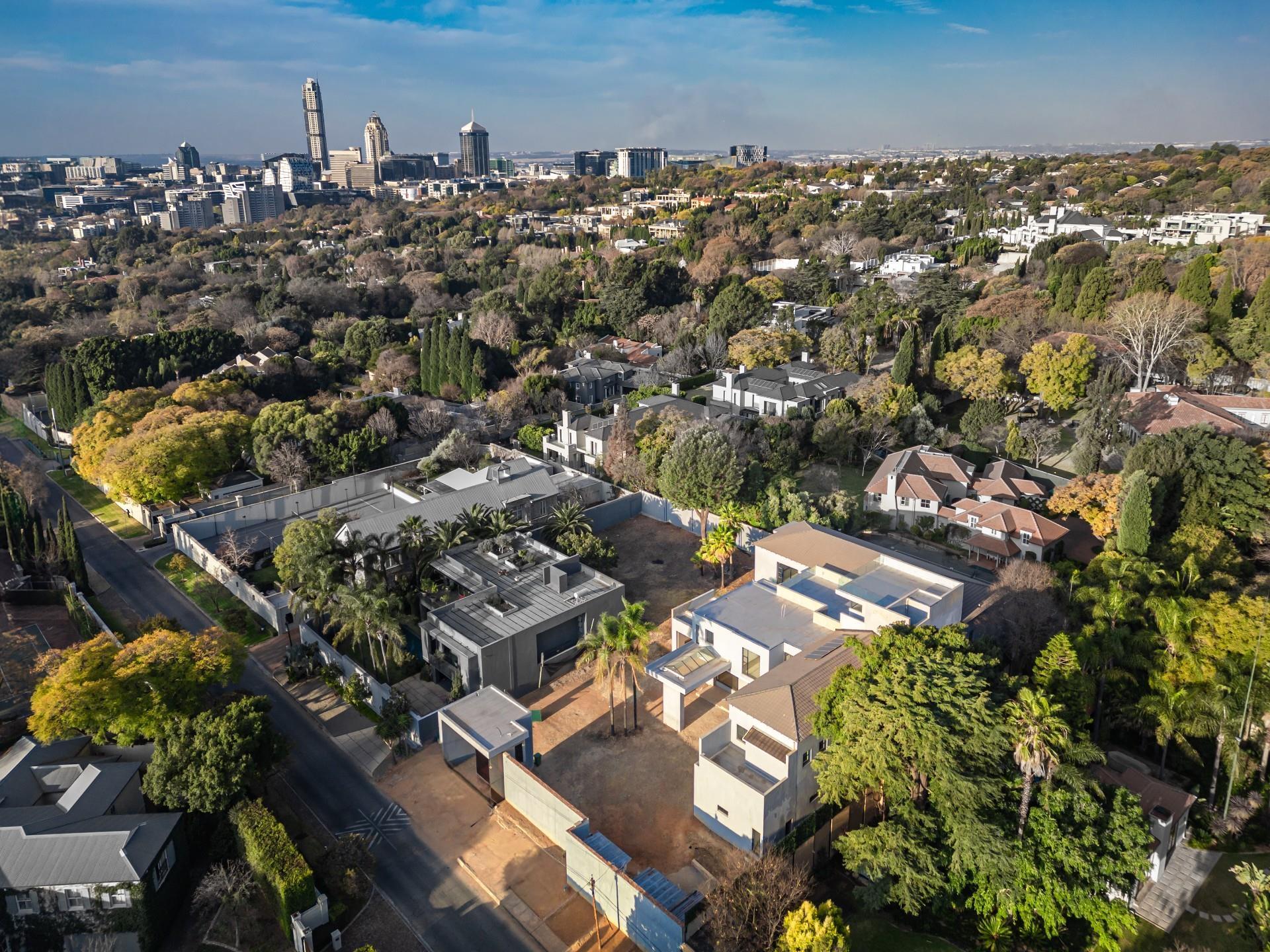 6 Bedroom House in Sandhurst — photograph 2