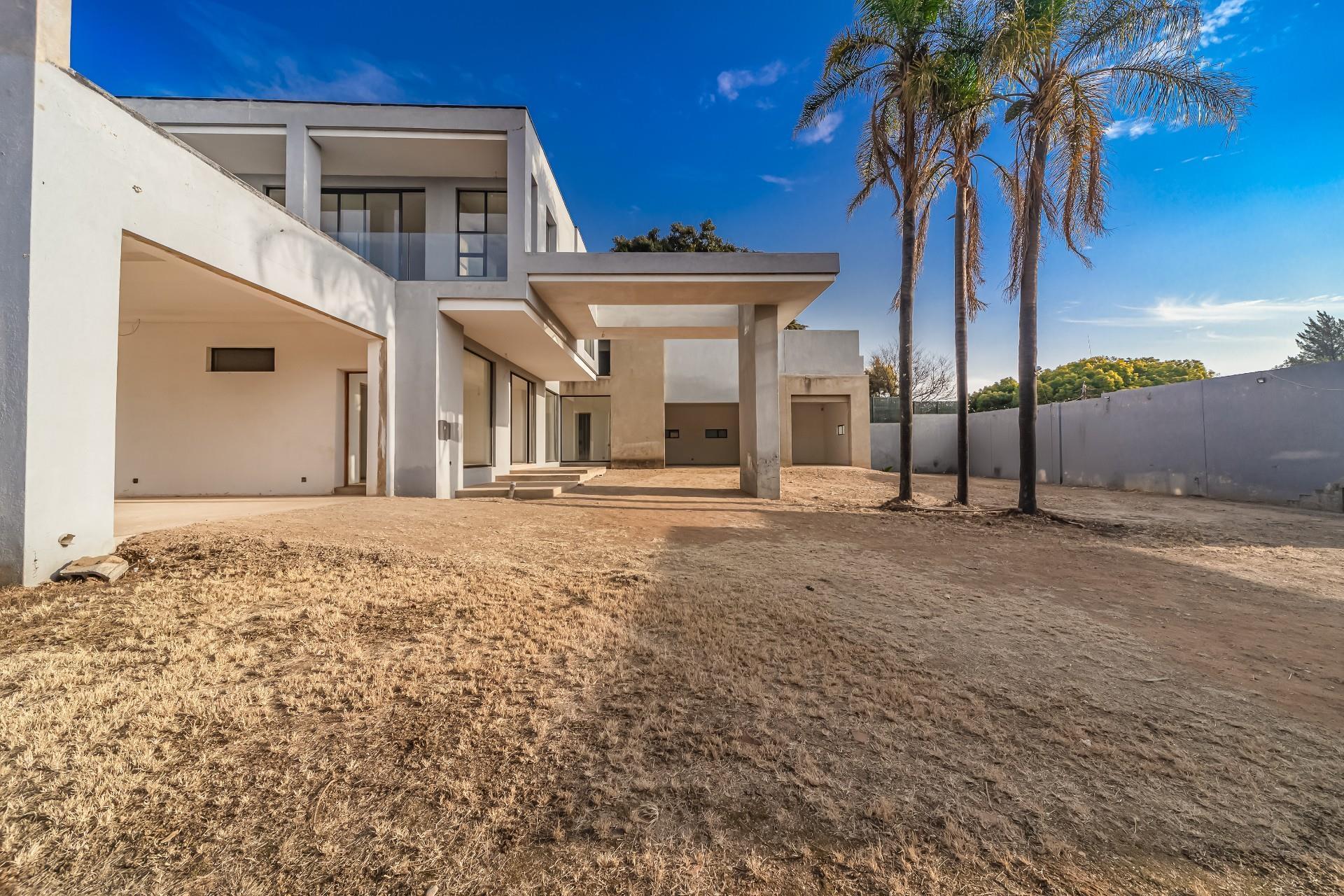 6 Bedroom House in Sandhurst — photograph 4