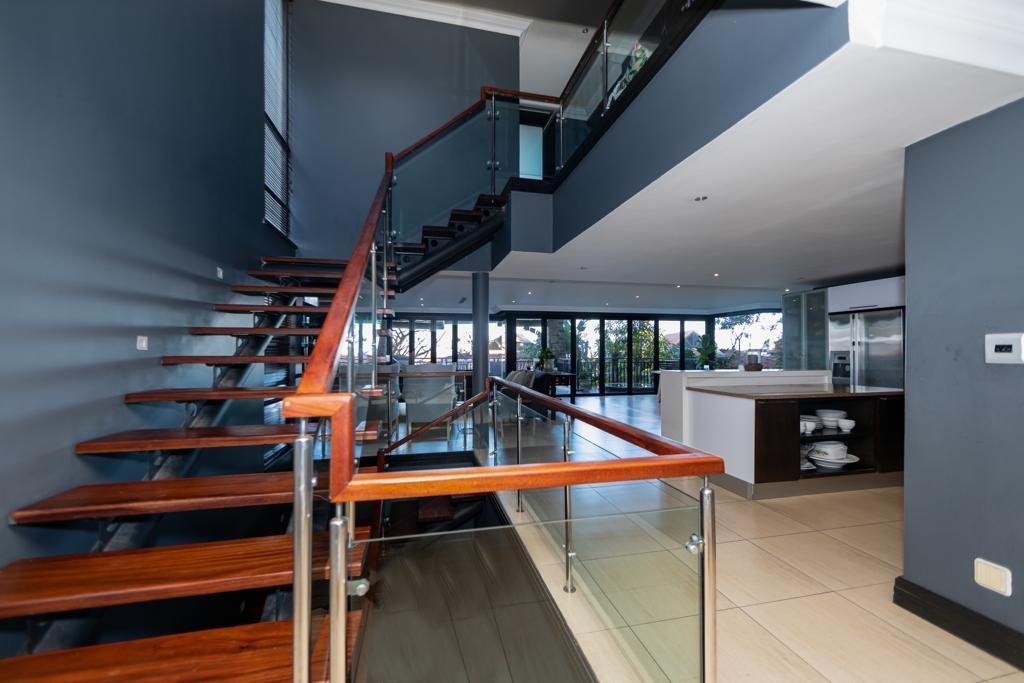 Luxurious 4-Bedroom Retreat — photograph 2