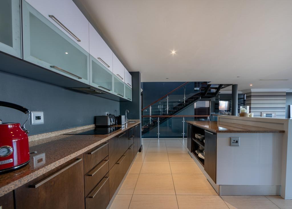 Luxurious 4-Bedroom Retreat — photograph 3