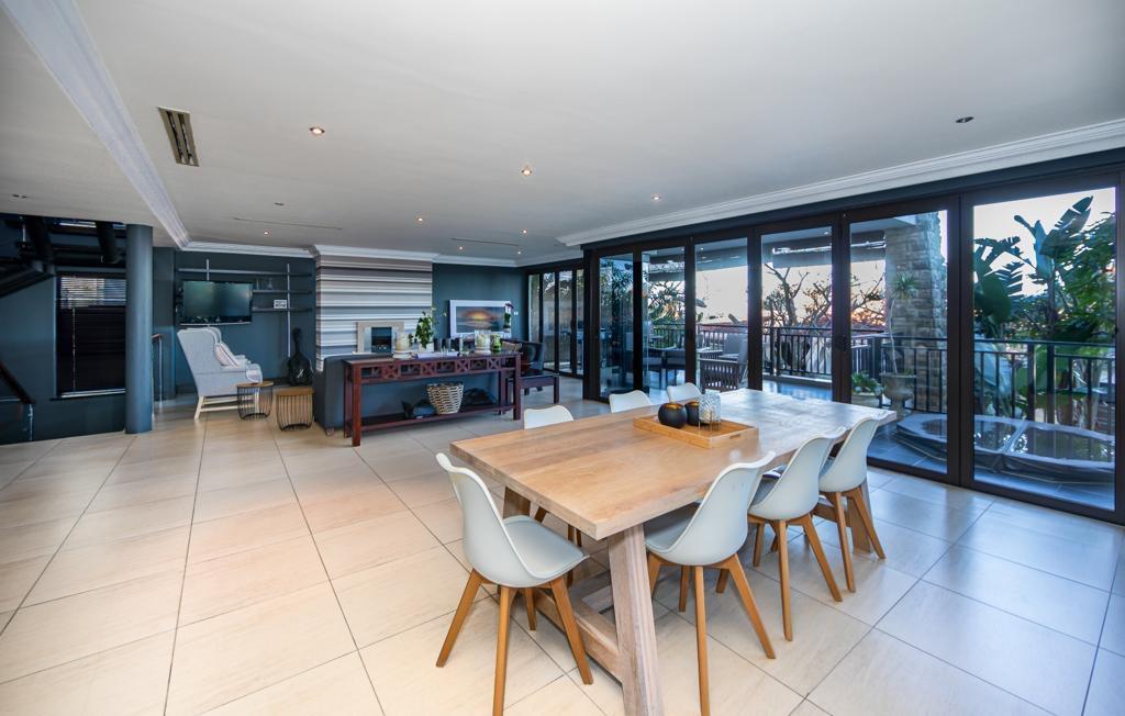 Luxurious 4-Bedroom Retreat — photograph 4