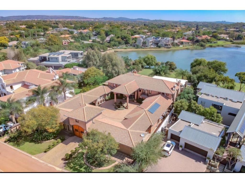 Lakefront Mansion in Silver Lakes — photograph 4