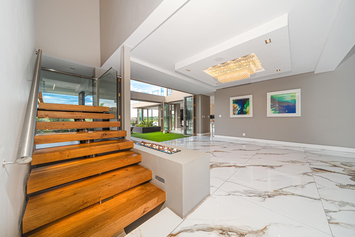 An Icon of Architectural Brilliance and Refined Living — photograph 5