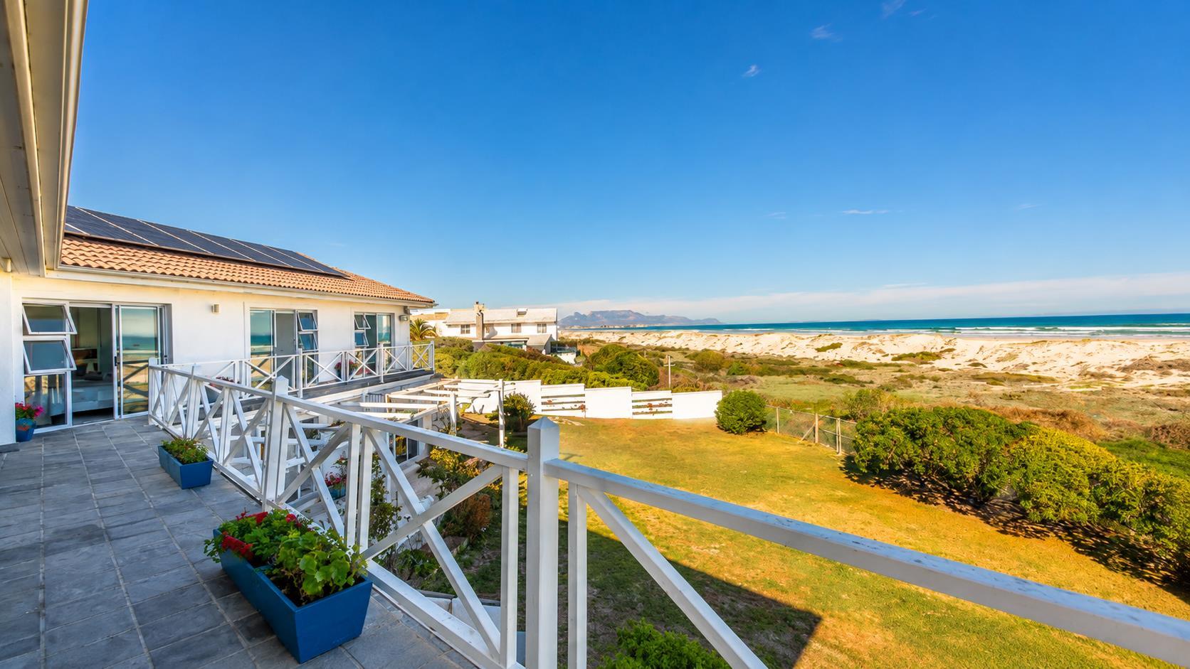 Van Riebeeckstrand Beachfront Home — photograph 2