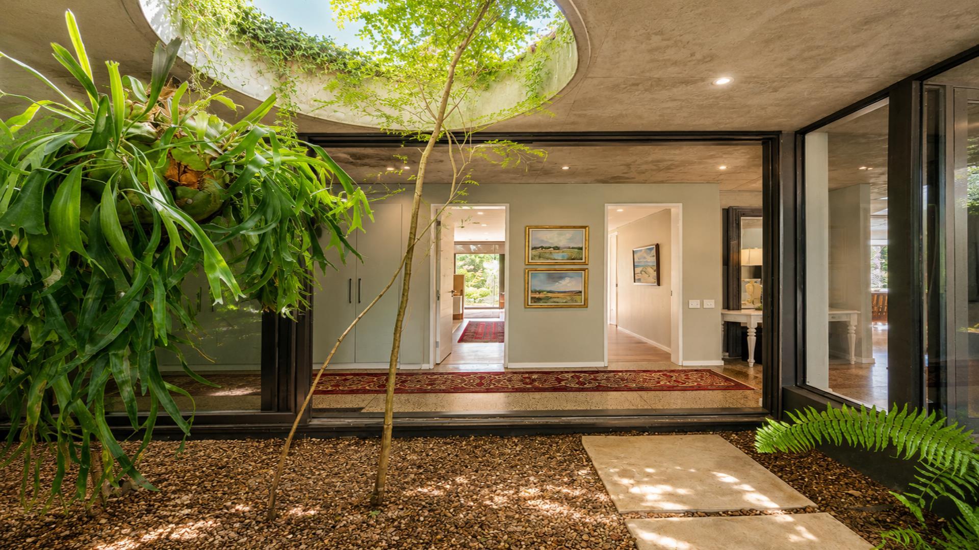 Coastal Forest Luxury Living — photograph 4