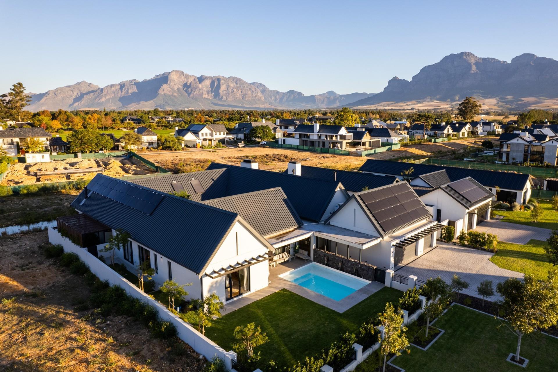Val de Vie Courtyard Home — photograph 4