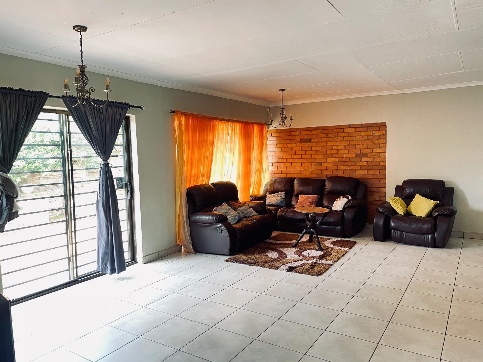 Stunning 3 Bedroom in Sunnyridge — photograph 3