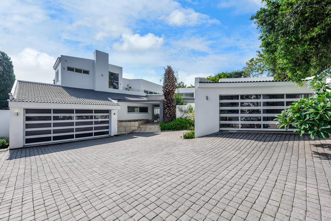 Modern Mansion Masterpiece — photograph 2