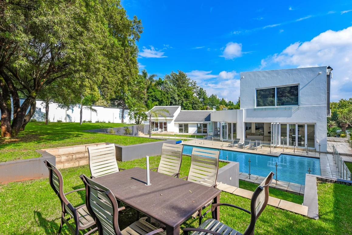 Modern Mansion Masterpiece — photograph 3