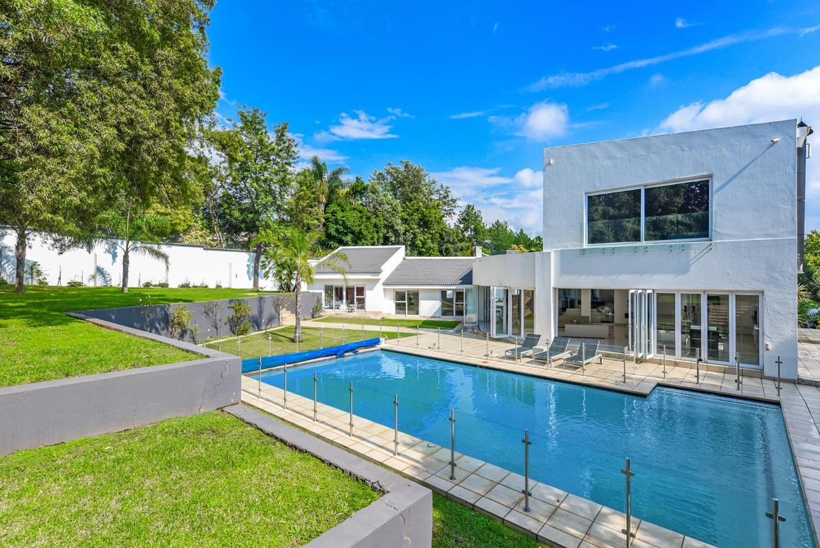 Modern Mansion Masterpiece — photograph 4