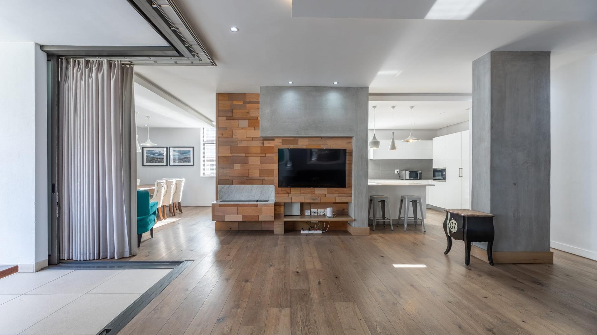 3 Bedroom Penthouse For Sale in Green Point — photograph 2