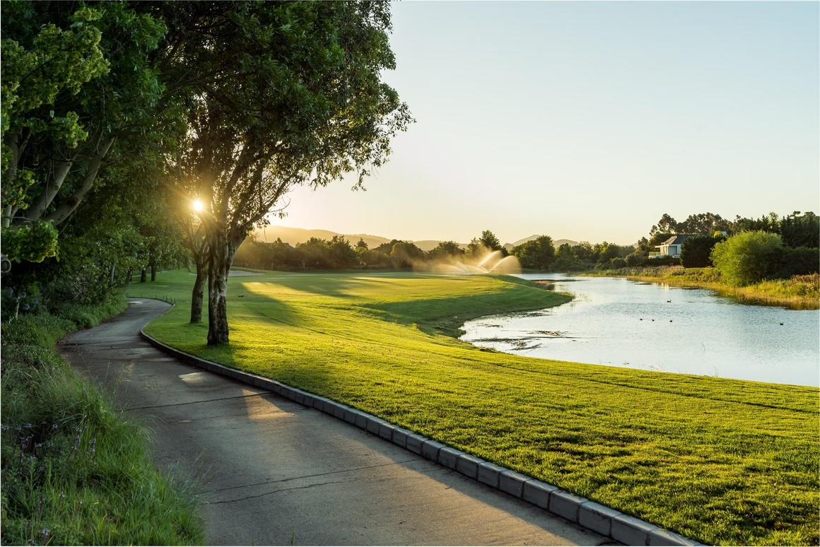 Modern Luxury On The 2nd Fairway — photograph 2