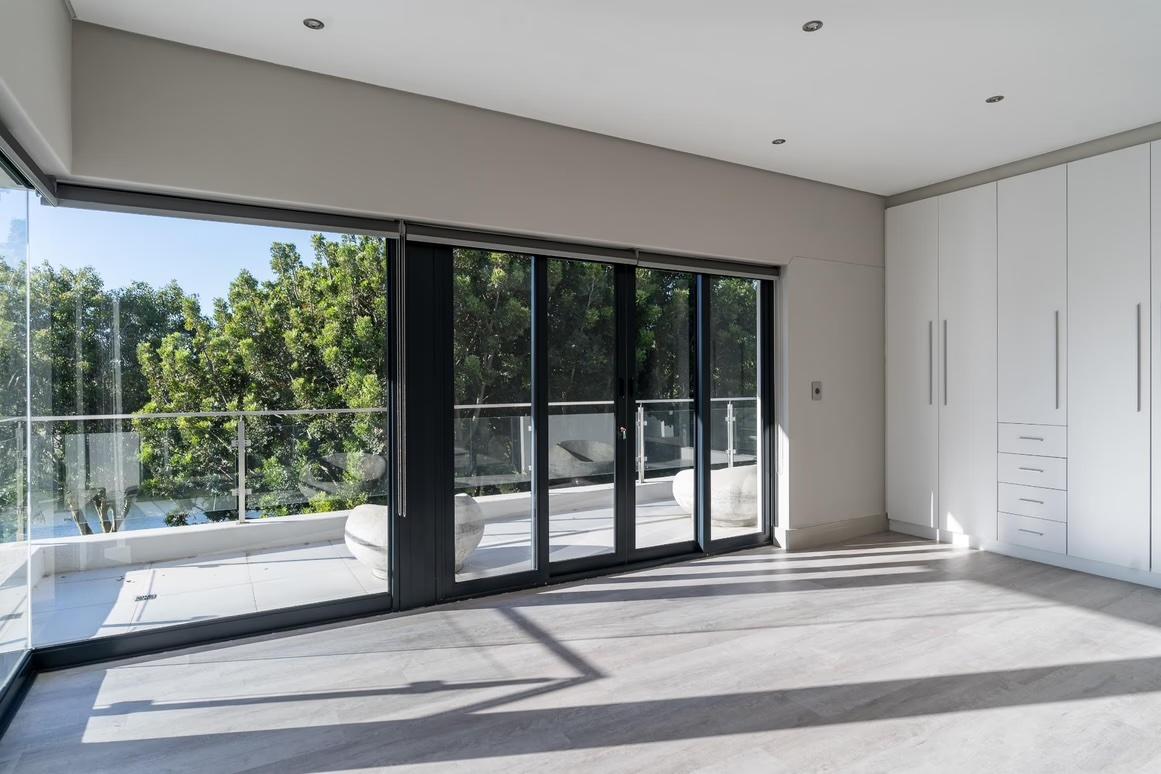 Modern Luxury On The 2nd Fairway — photograph 3