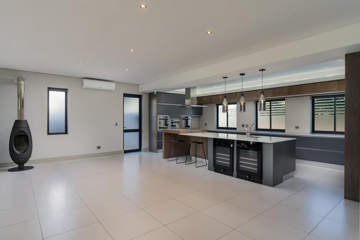 Modern Luxury On The 2nd Fairway — photograph 4