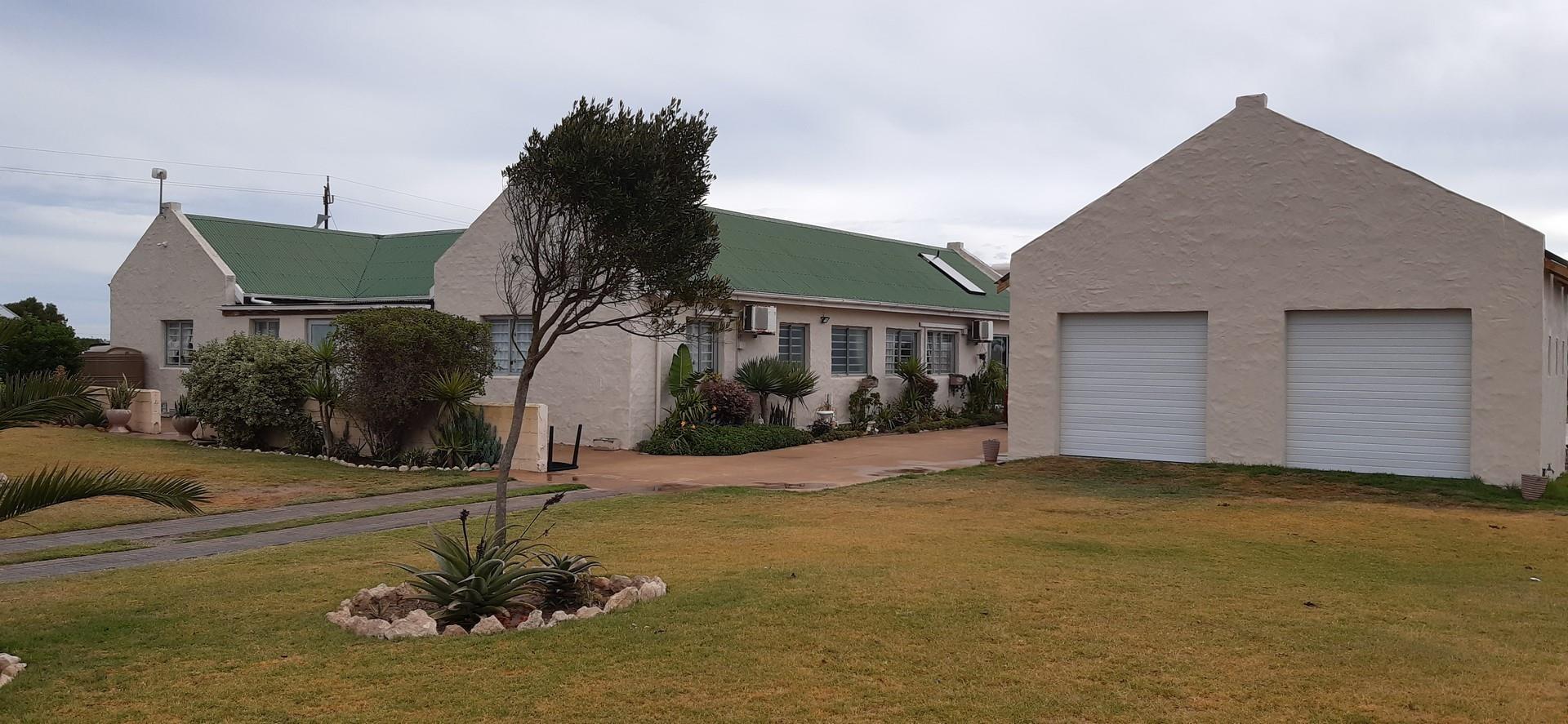 Elegant 13-Bedroom Equestrian Smallholding for Sale in Long Acres, Langebaan <br/>Live the Country D — photograph 2