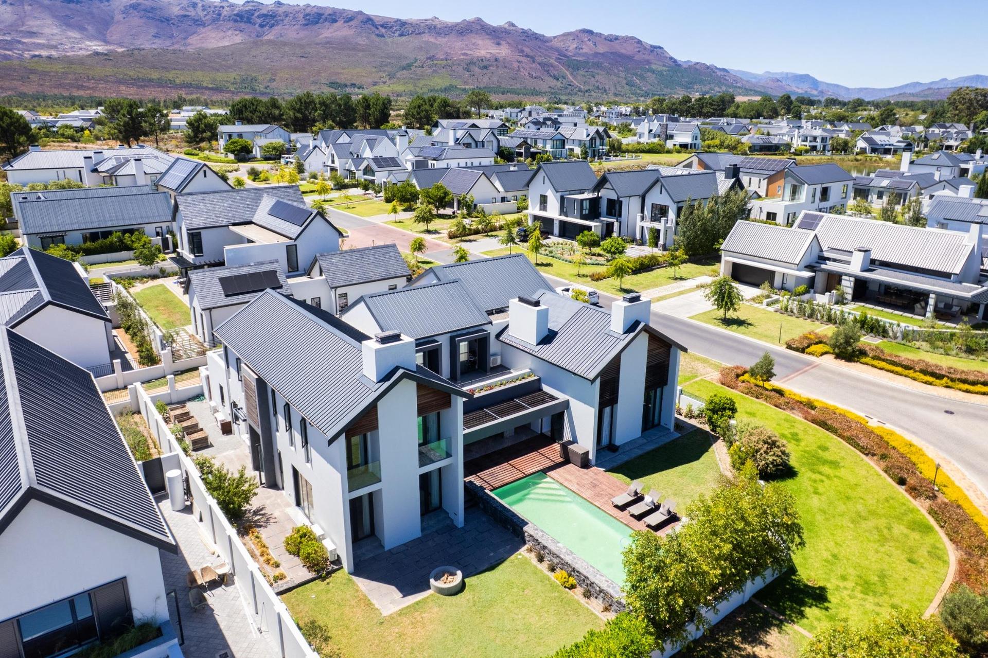 Luxury Home with Mountain Views — photograph 2