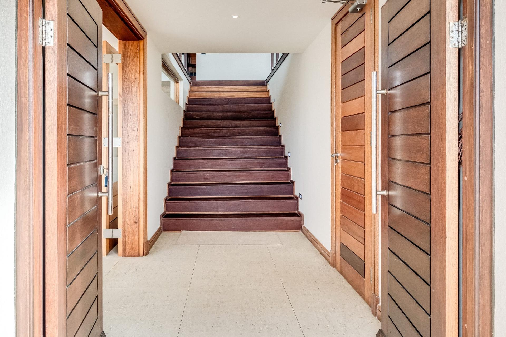 Panoramic Living Above the Valley — photograph 2