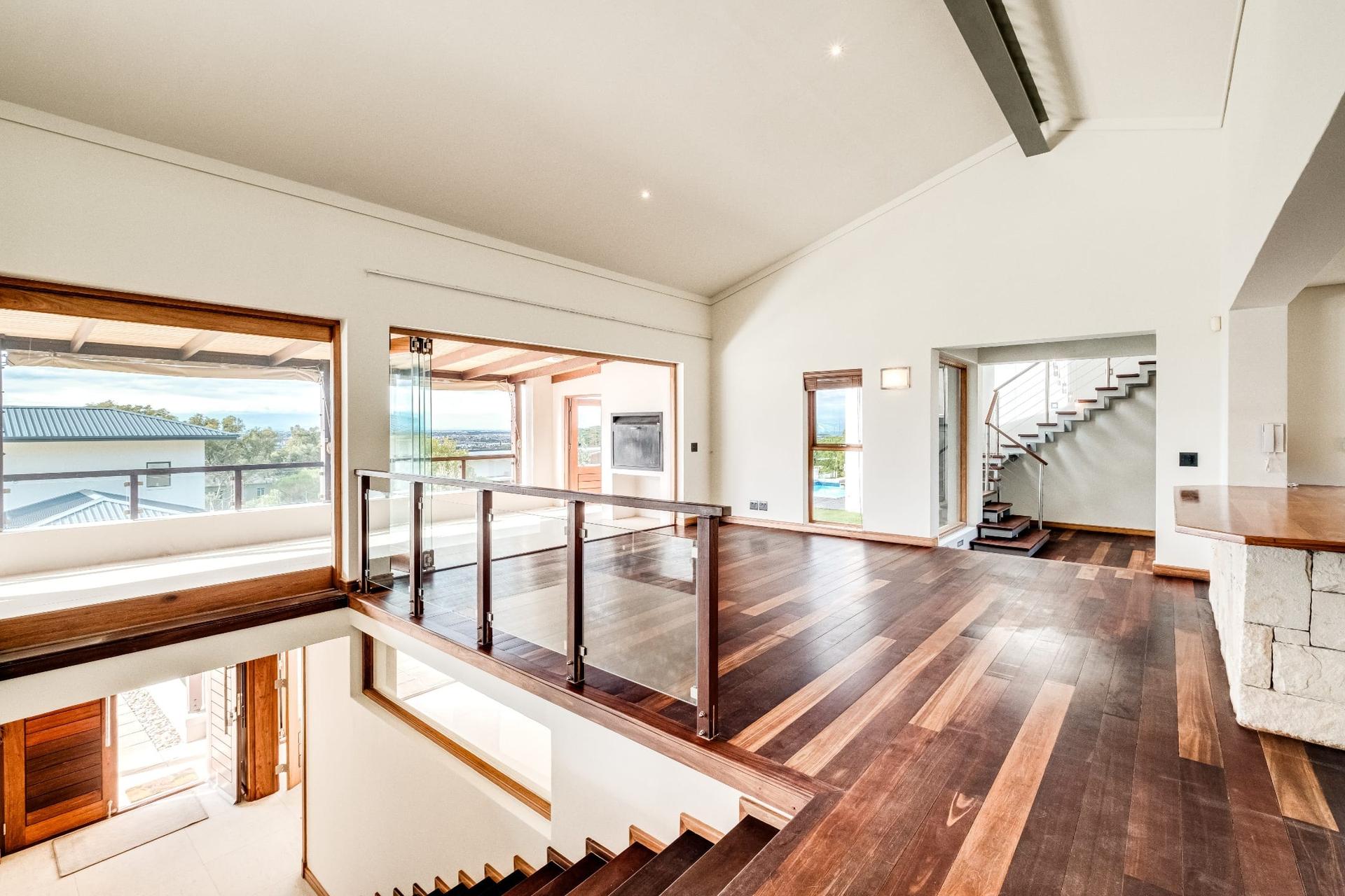 Panoramic Living Above the Valley — photograph 3