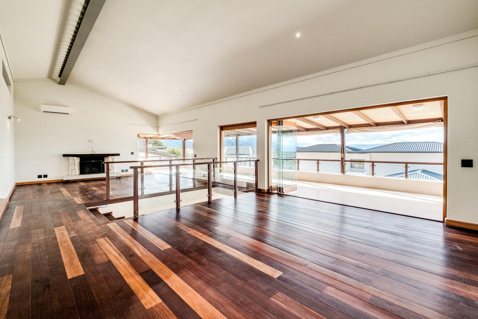 Panoramic Living Above the Valley — photograph 4