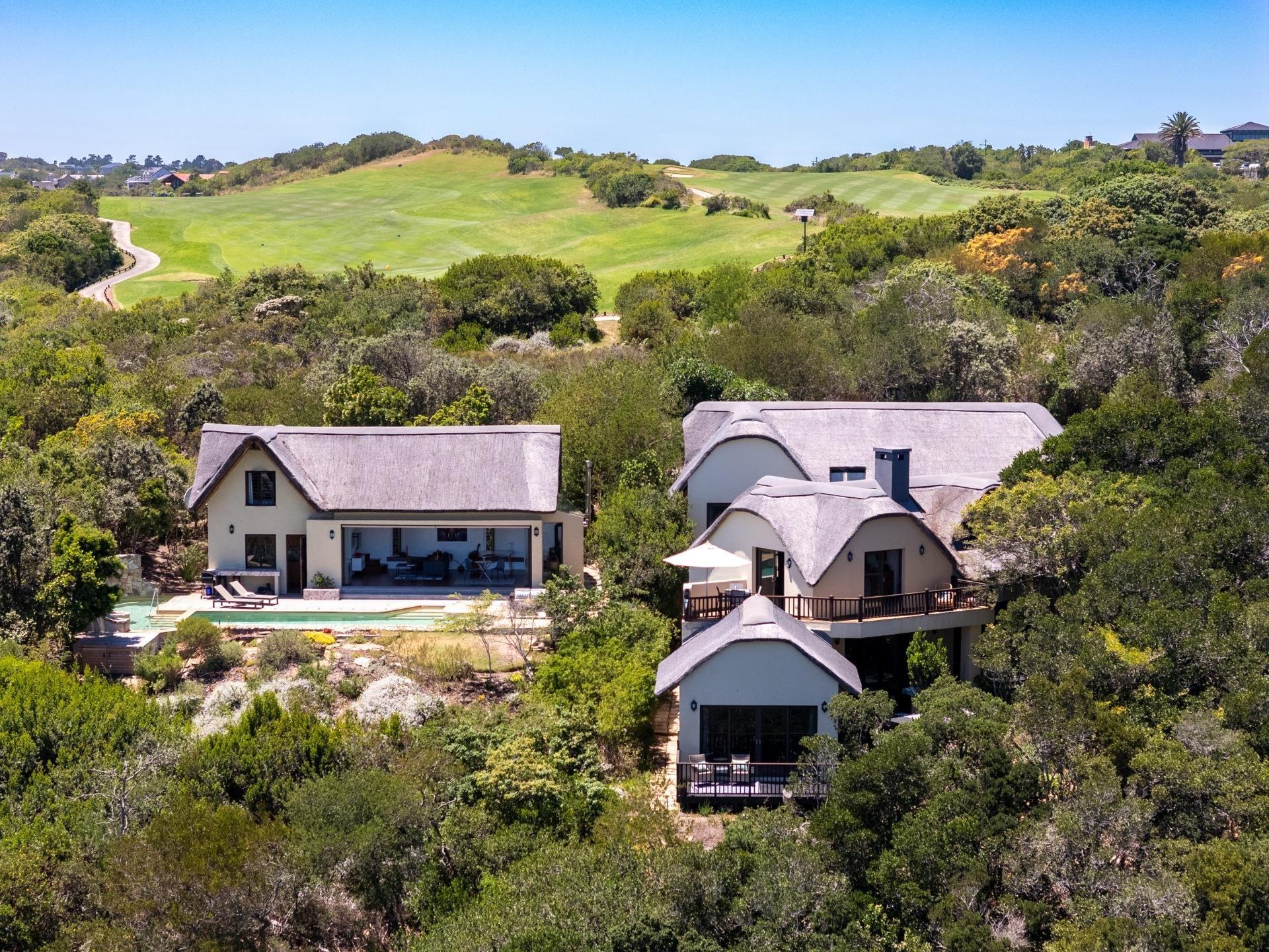 Modern Forest Retreat with Lagoon Views & Private Pool Oasis — photograph 2