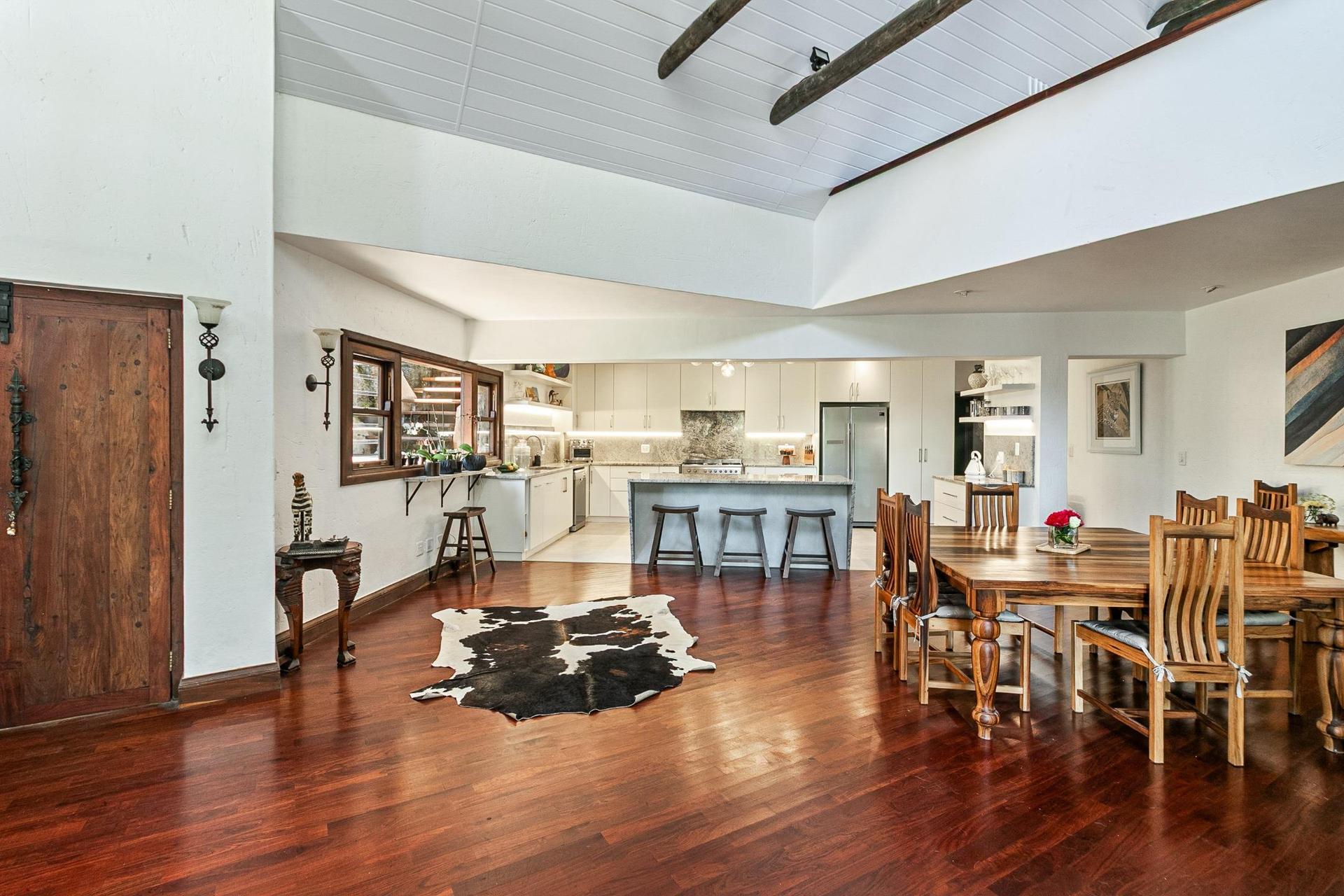Modern Forest Retreat with Lagoon Views & Private Pool Oasis — photograph 4