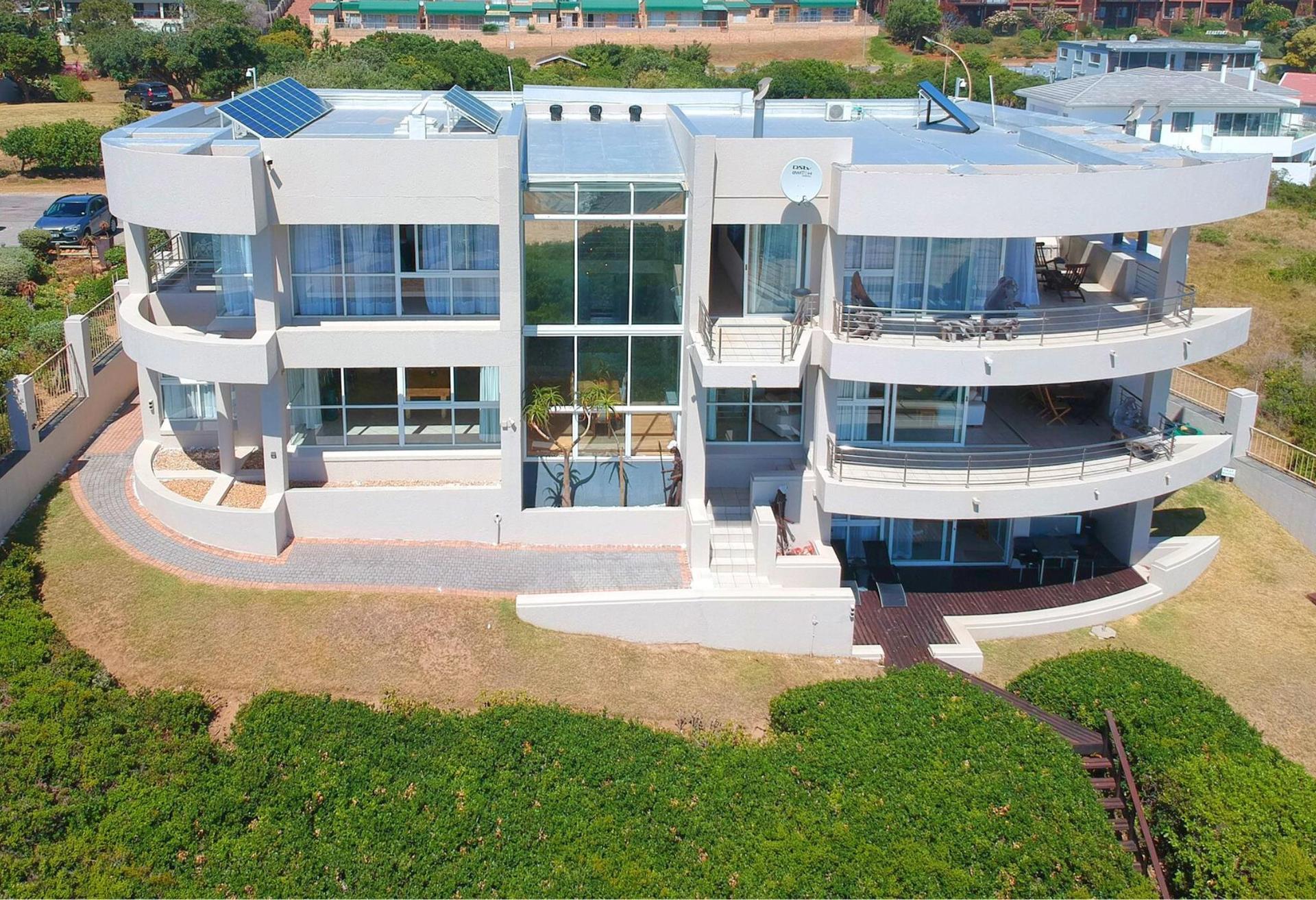 A Breathtaking Beachfront Masterpiece of Space, Light & Luxury — photograph 4