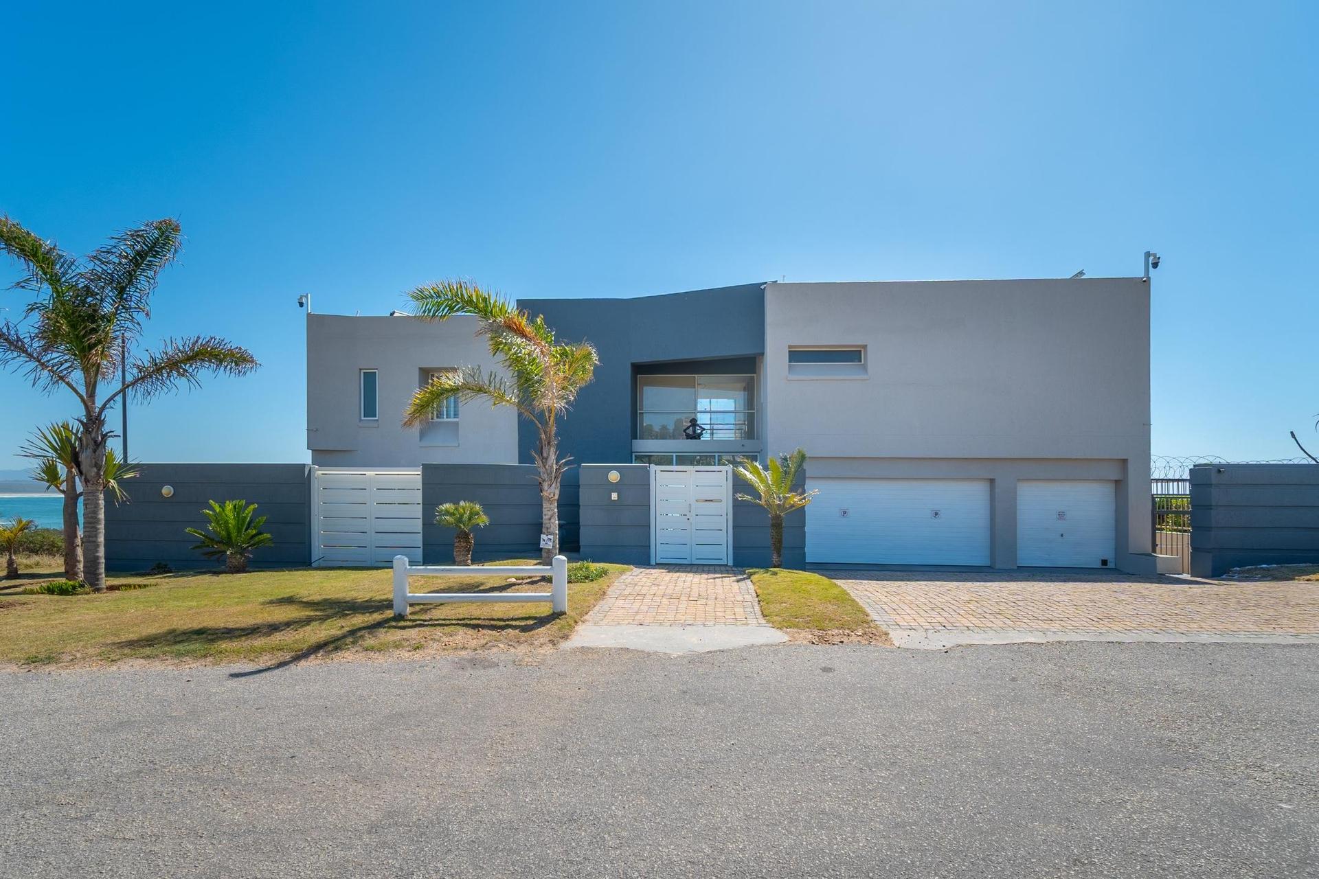 A Breathtaking Beachfront Masterpiece of Space, Light & Luxury — photograph 5