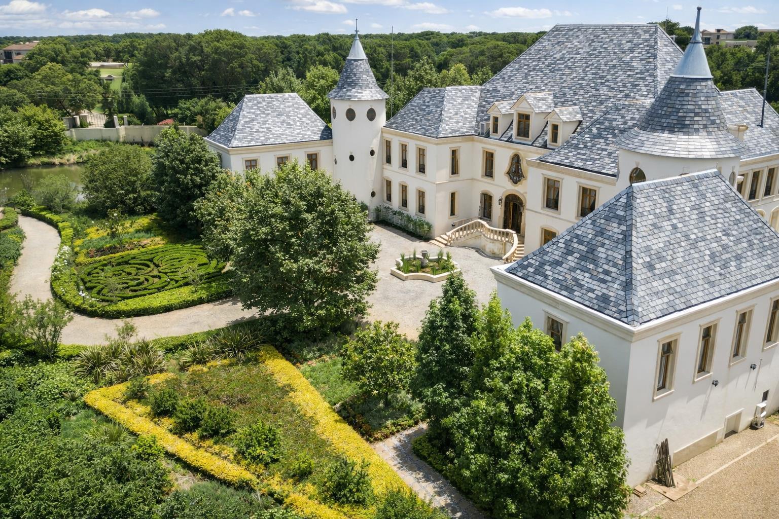 Storybook French Château in Prestigious Equestrian Estate — photograph 3