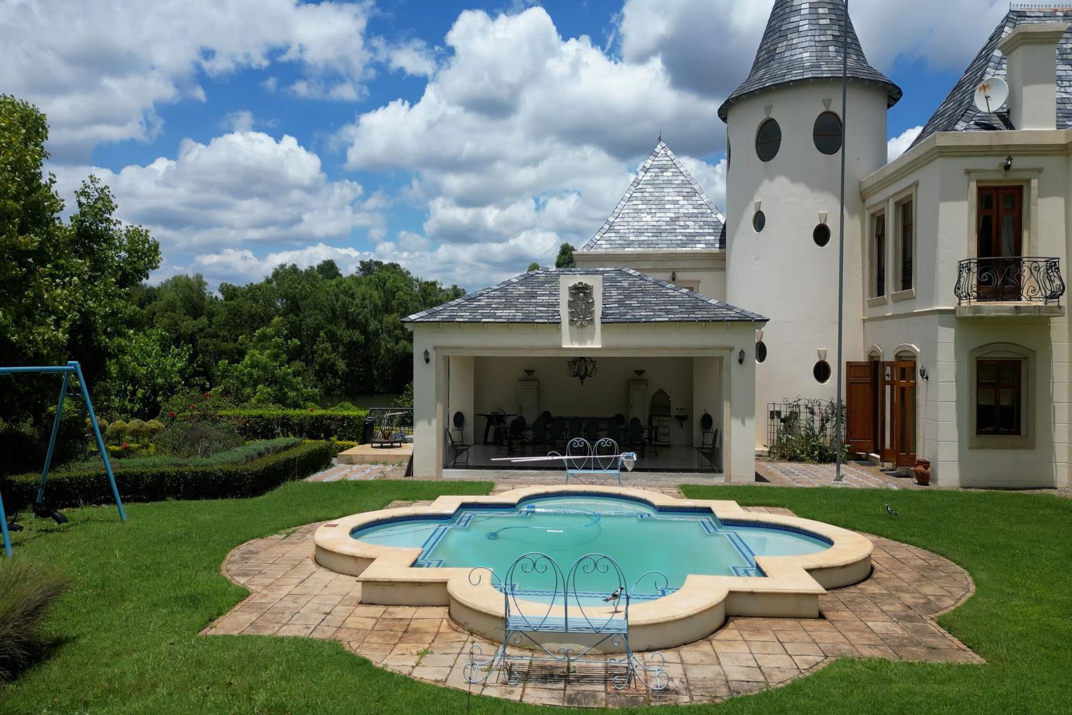 Storybook French Château in Prestigious Equestrian Estate — photograph 4