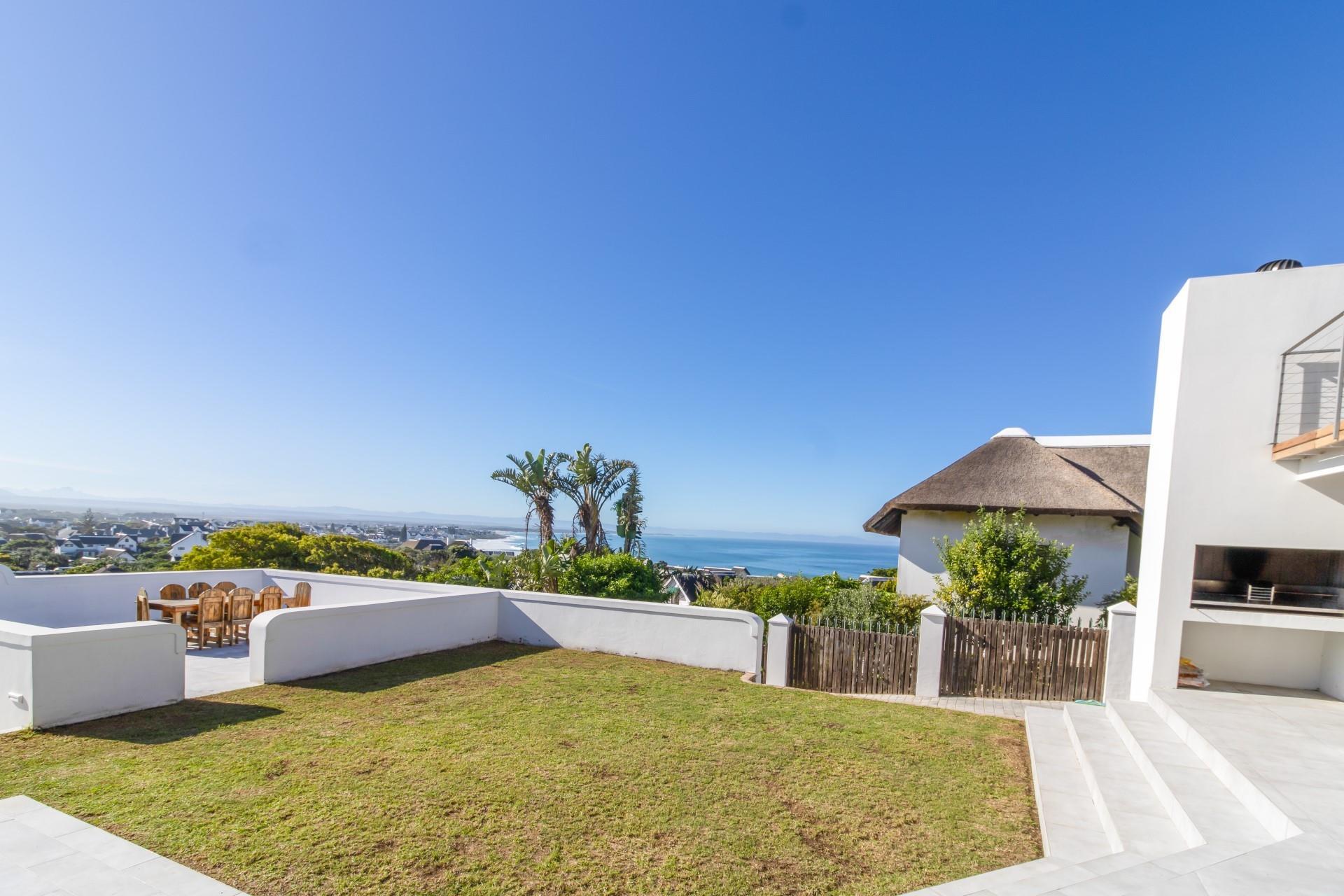 Luxury 10-Bedroom Coastal Escape — photograph 3