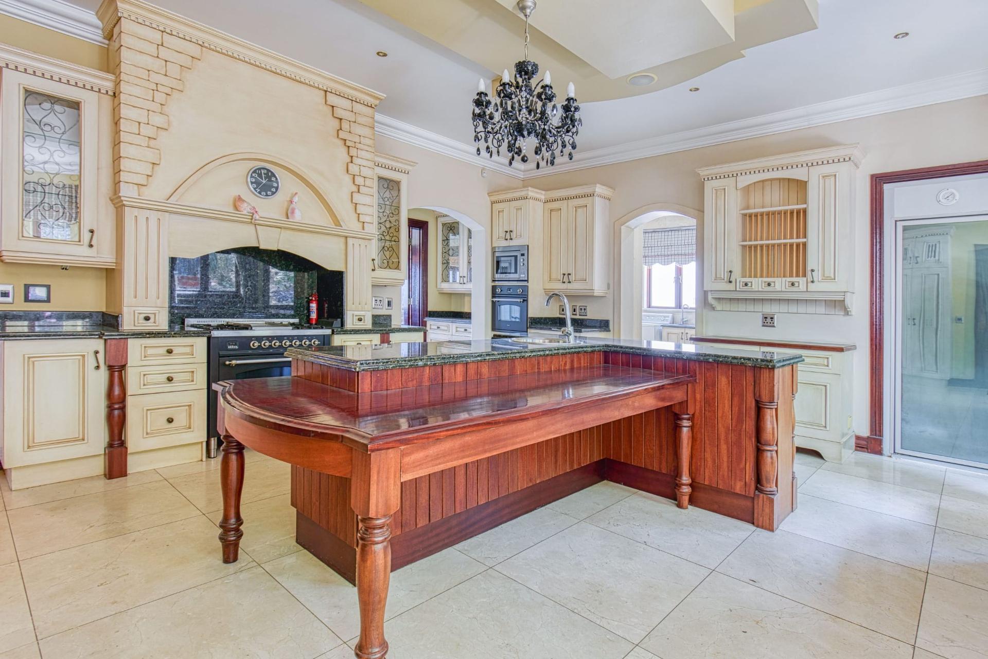 Architectural Masterpiece with Cinematic Luxury & Panoramic Views — photograph 4