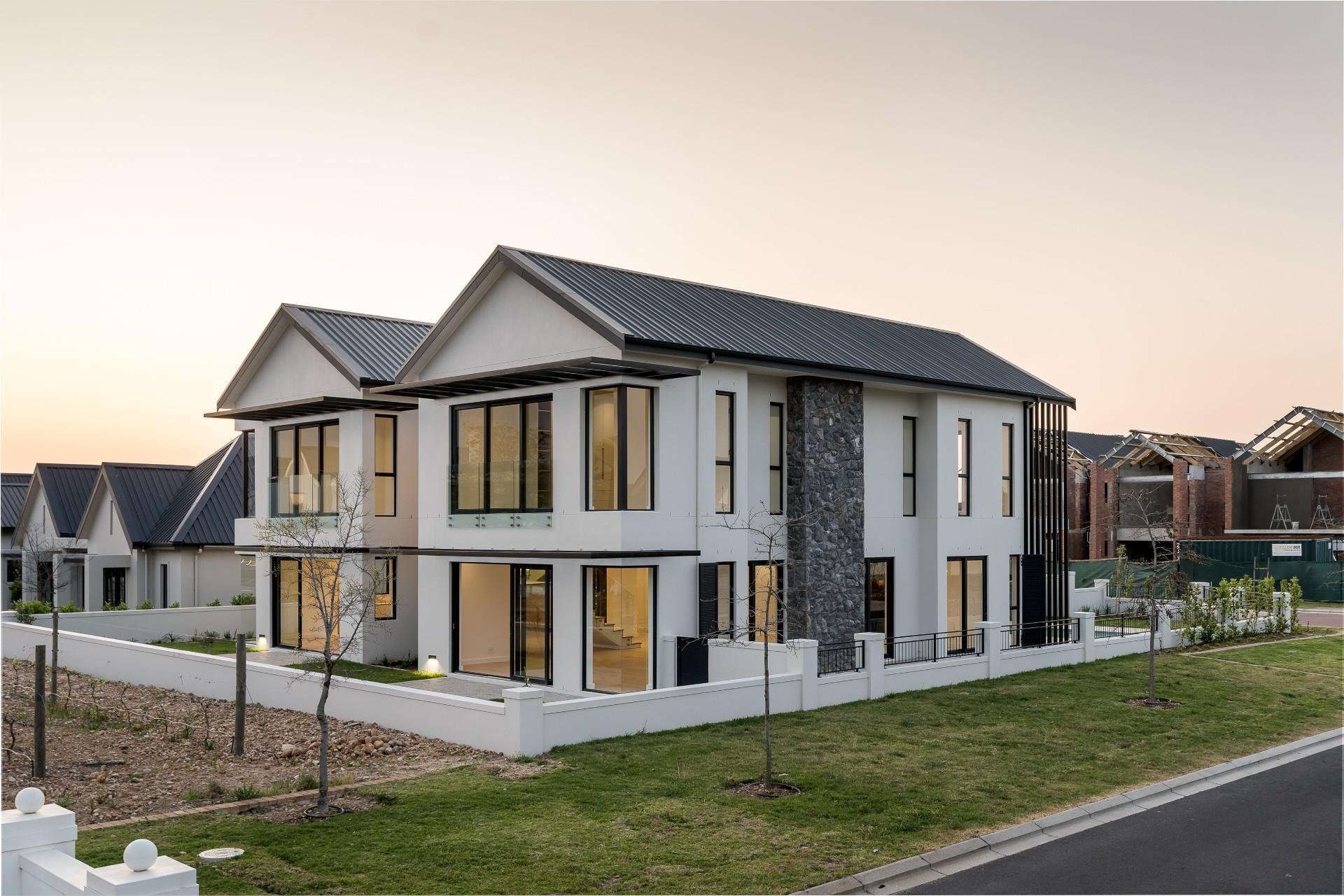 North-Facing Designer Home with Mountain & Vineyard Views — photograph 4