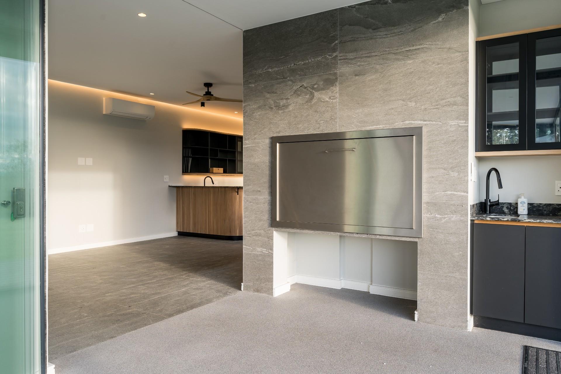 Estate Living Meets Luxury Mountain Views — photograph 3