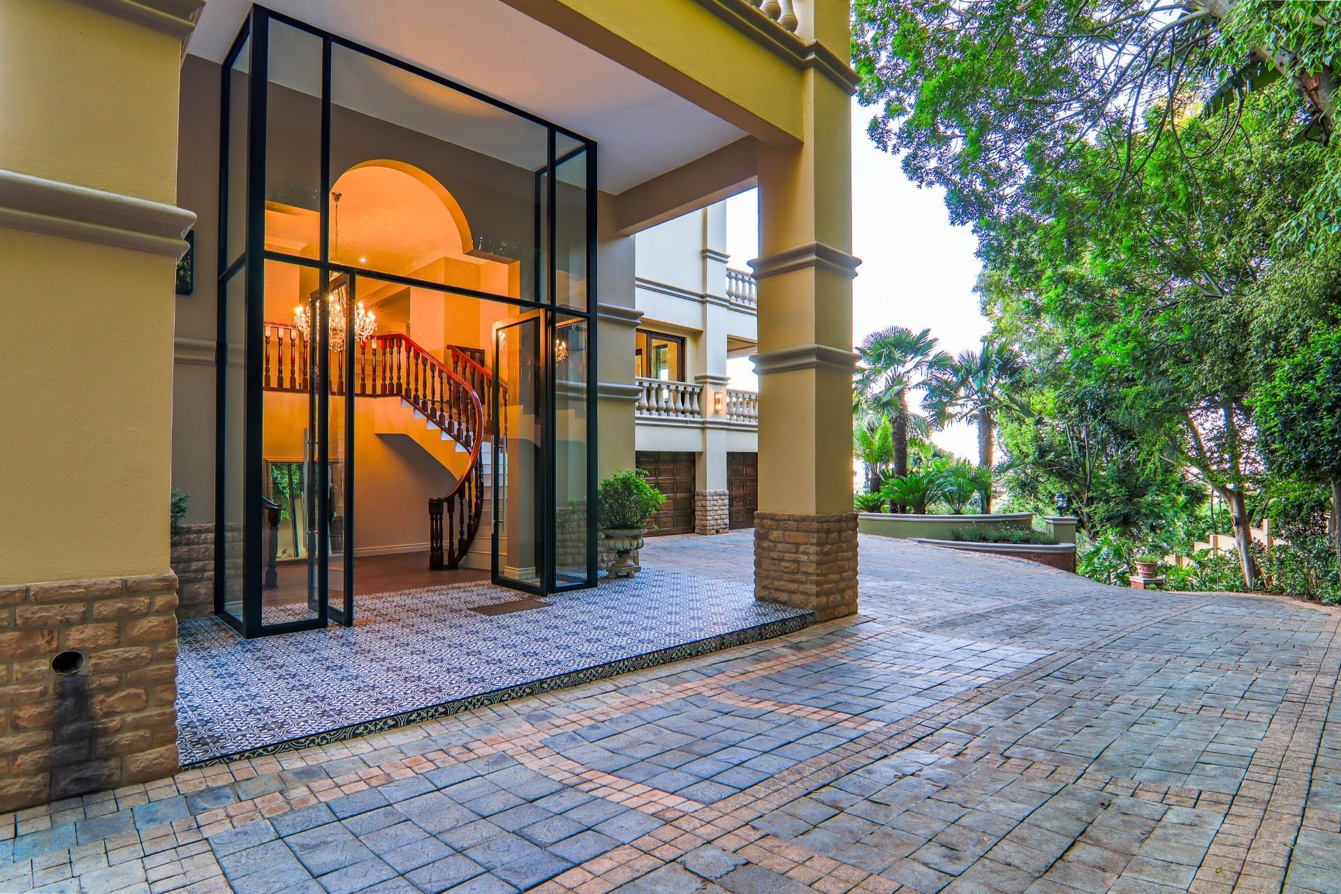 Elegant Living with Uninterrupted Vistas — photograph 4