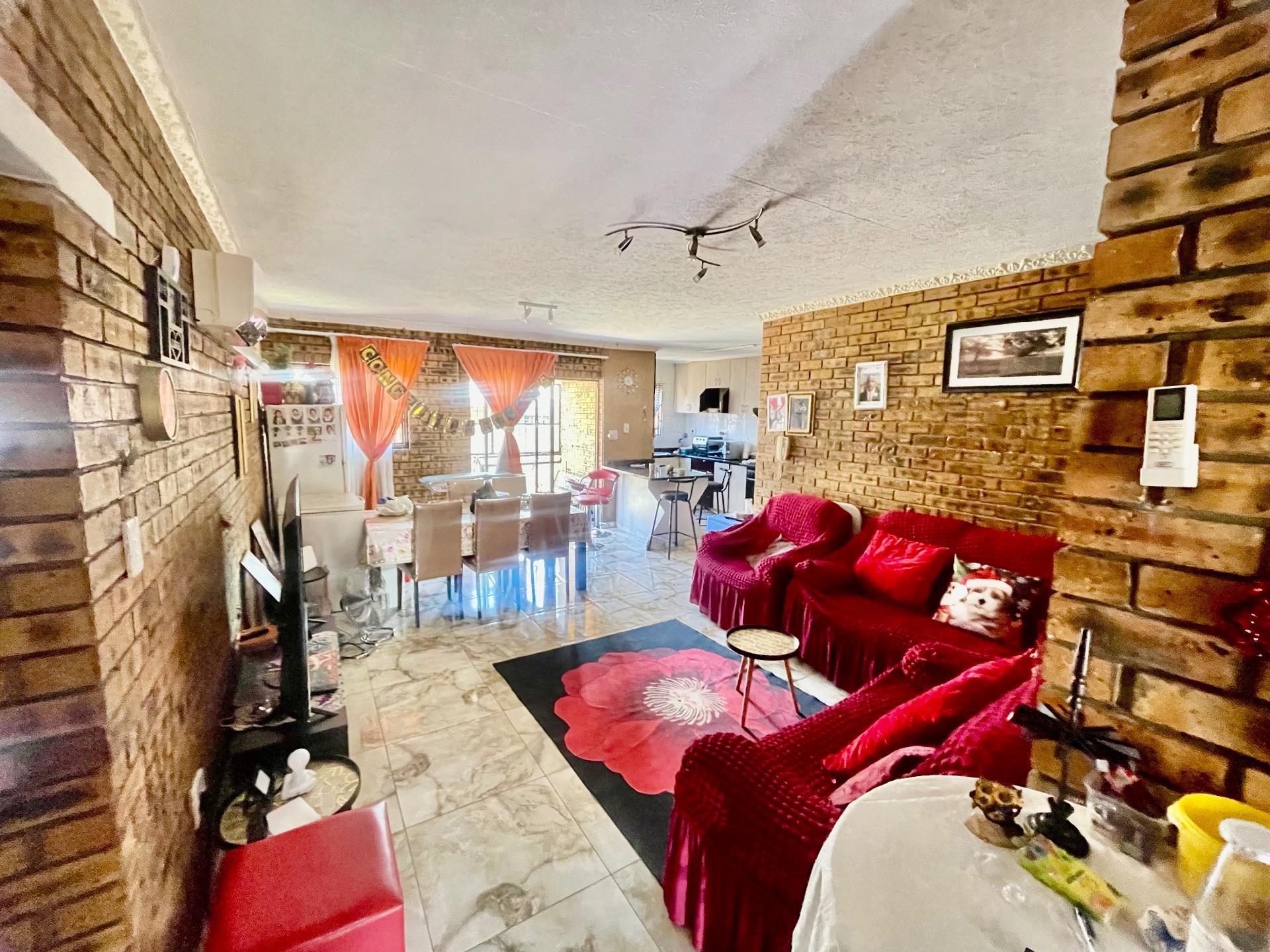 Secure Ground-Floor Three-Bed Apartment — photograph 2