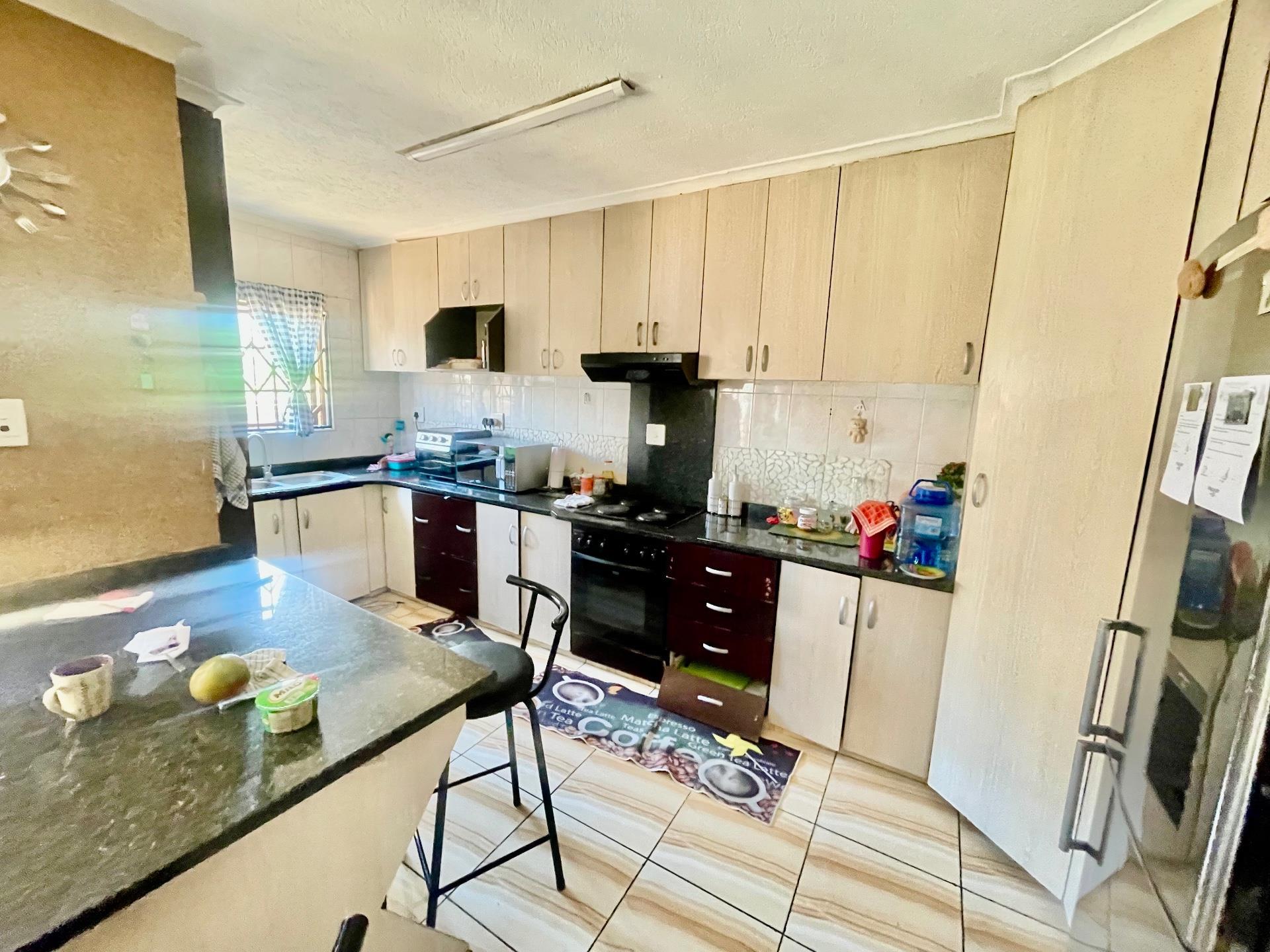 Secure Ground-Floor Three-Bed Apartment — photograph 3