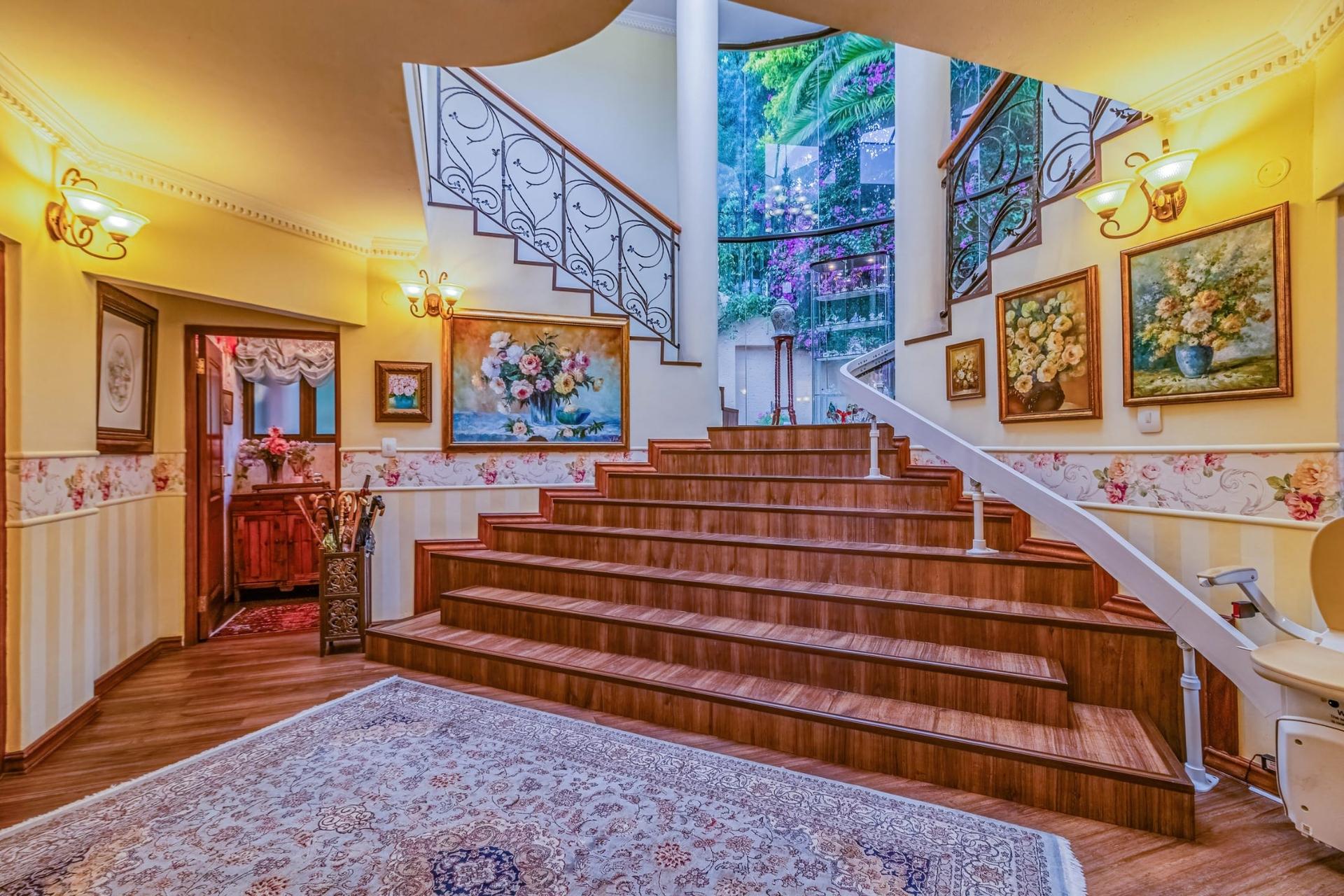 Architectural Grandeur in a Private Luxury Enclave — photograph 2