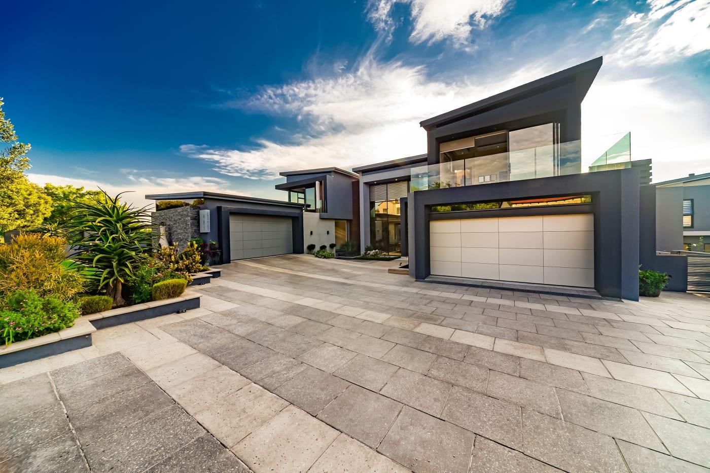 Architectural Excellence on the Fairway - Copperleaf Golf Estate — photograph 2